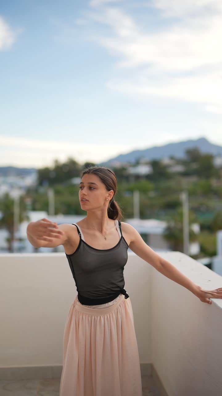 bailarina de ballet en un balcón