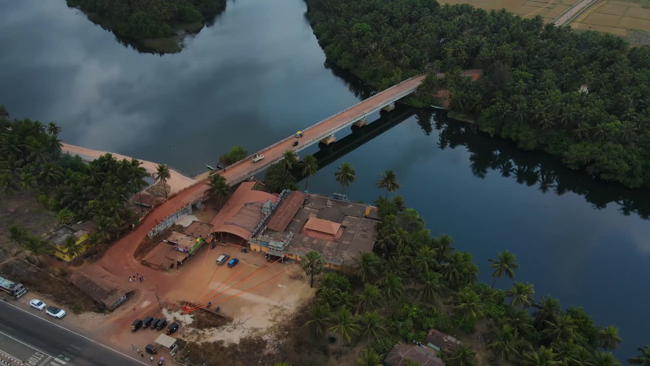 vista aérea de un templo y un puente sobre un río en kerala