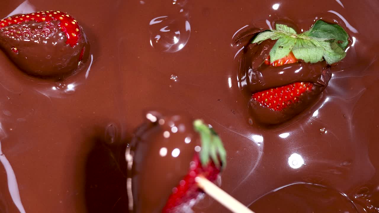 녹은 초콜릿 에 담긴 딸기