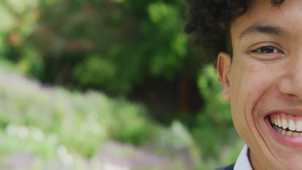 결혼식 에서 빛 이 있는 날 에 행복 한 두 인종 의 남자 의 초상화