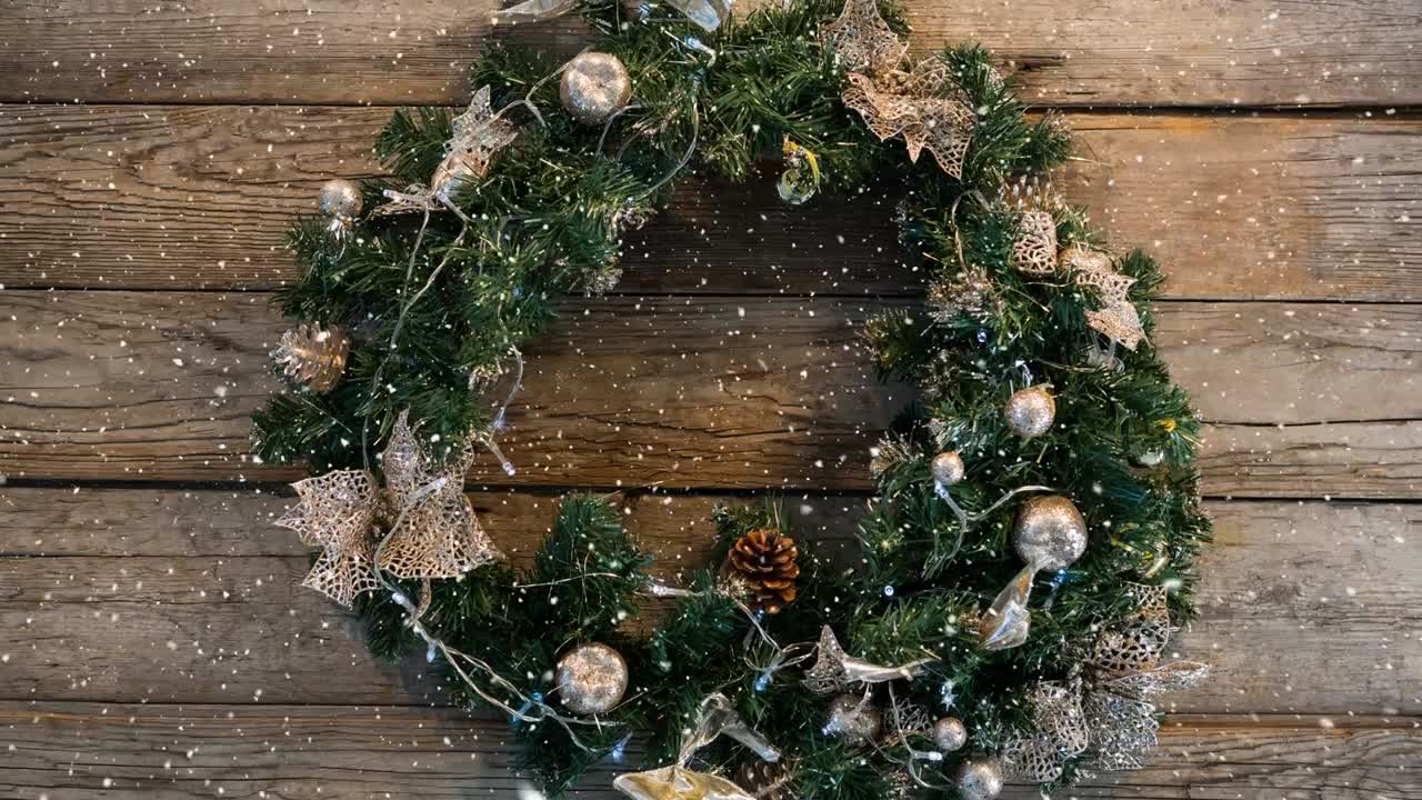 크리스마스 꽃봉오리 장식과 함께 내리는 눈