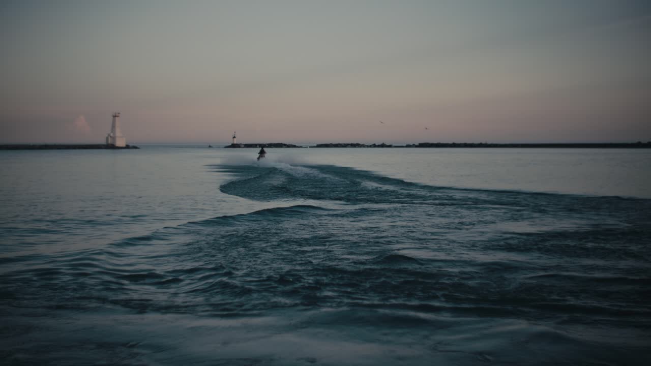 슬로우 모션 영화 수상 스포츠 seadoo 4k에서 황혼에 거리에서 제트 스키 타기
