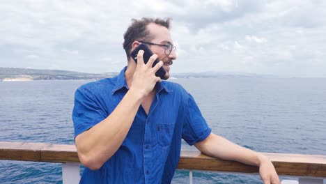 Hablando-Por-Teléfono-En-Un-Crucero.