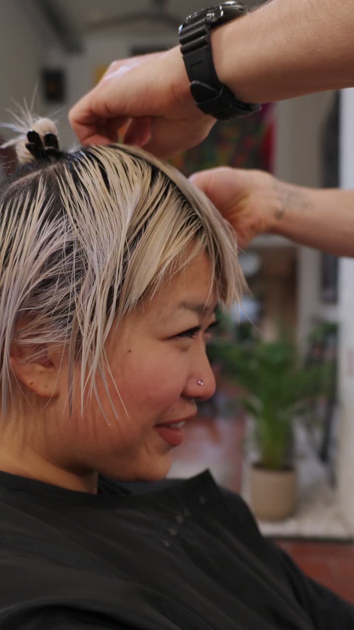 머리카락을 잘라가는 여자