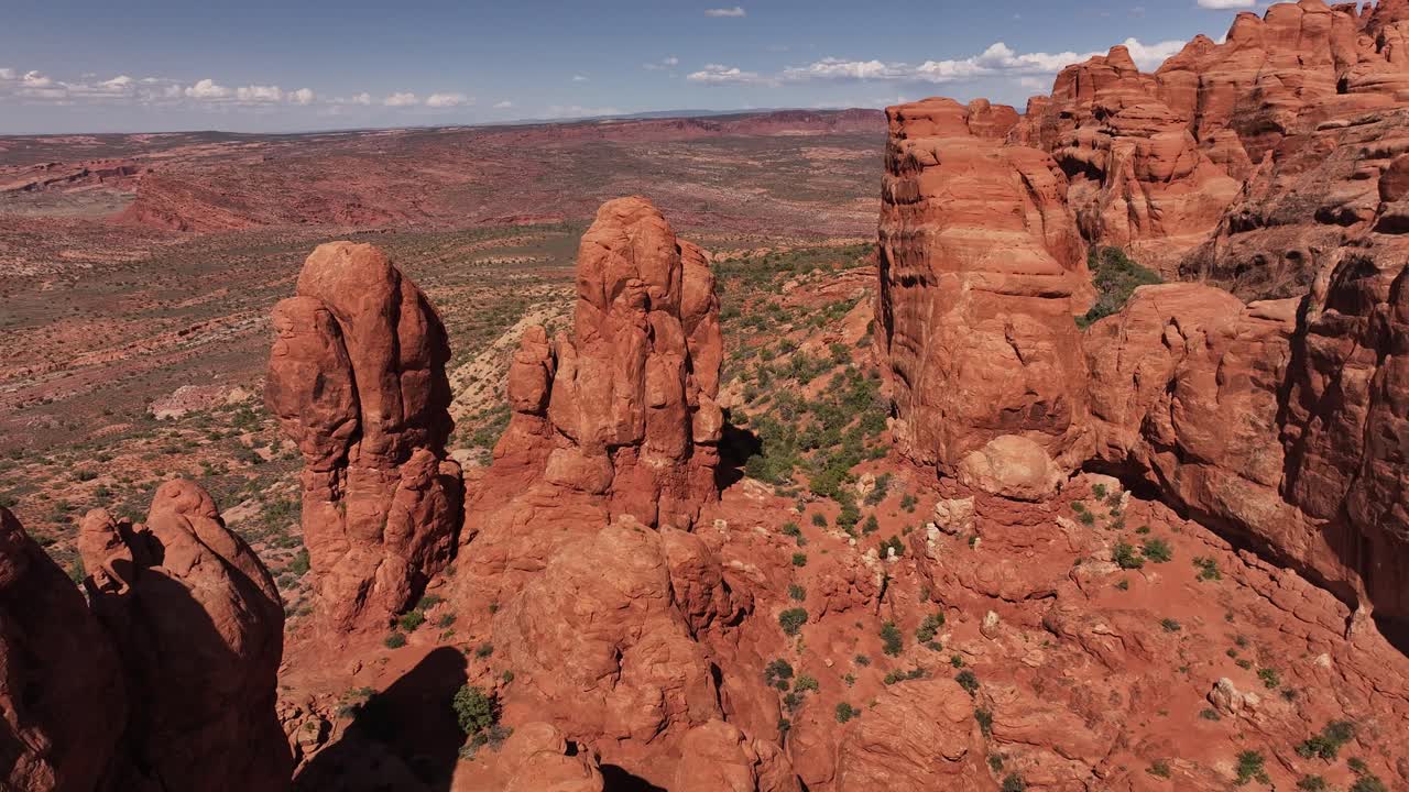 Droneudsigt over de slående røde klippeformationer i Moab, der fanger områdets unikke geologiske træk og naturlige skønhed.