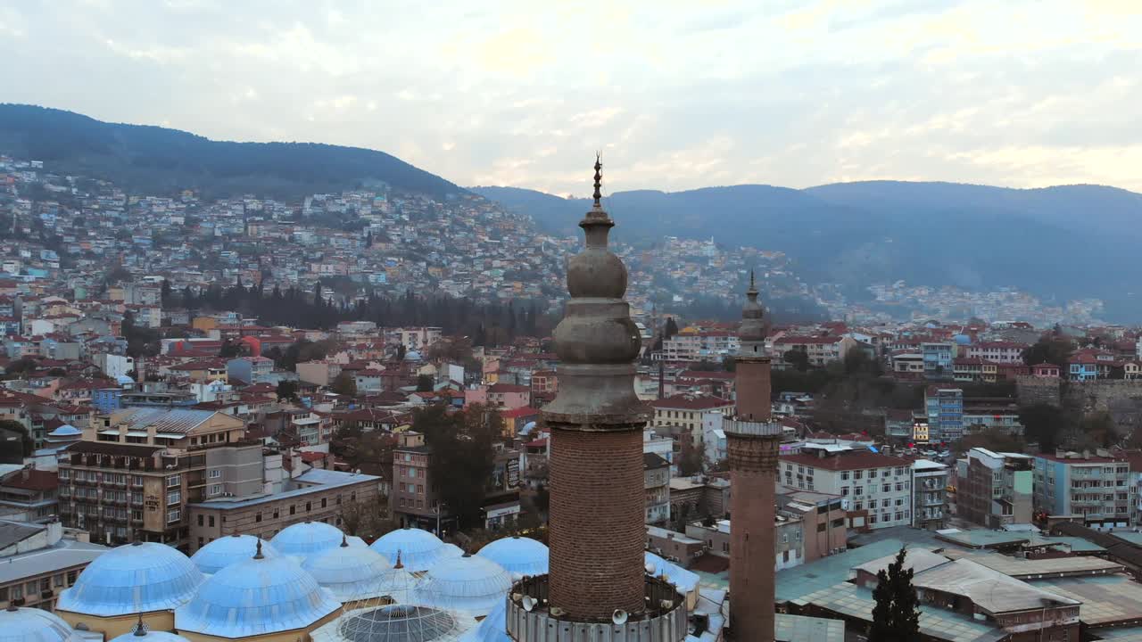 Ilmakuva Bursan historiallisesta suuresta moskeijasta dronella.