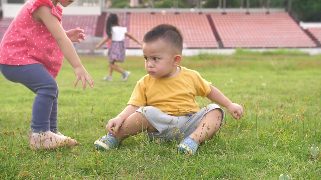Anak-anak kecil saling membantu untuk bangun