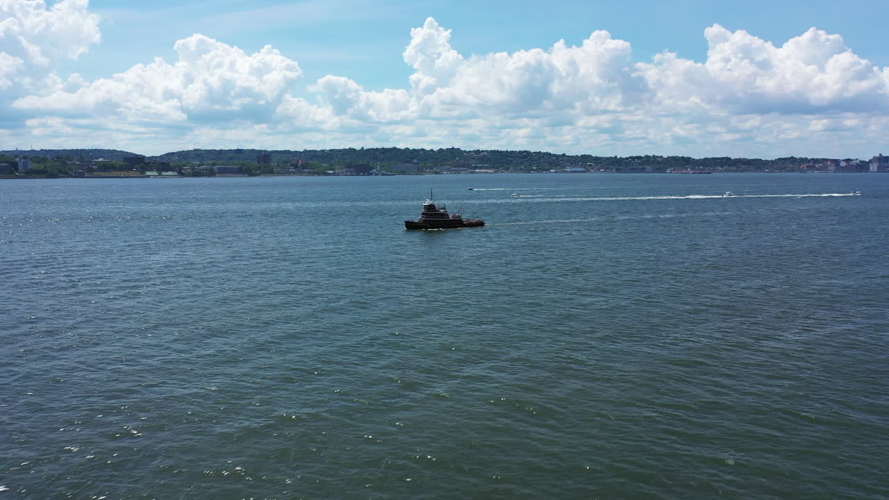 una vista de ángulo bajo de un dron sobre la bahía de nueva york