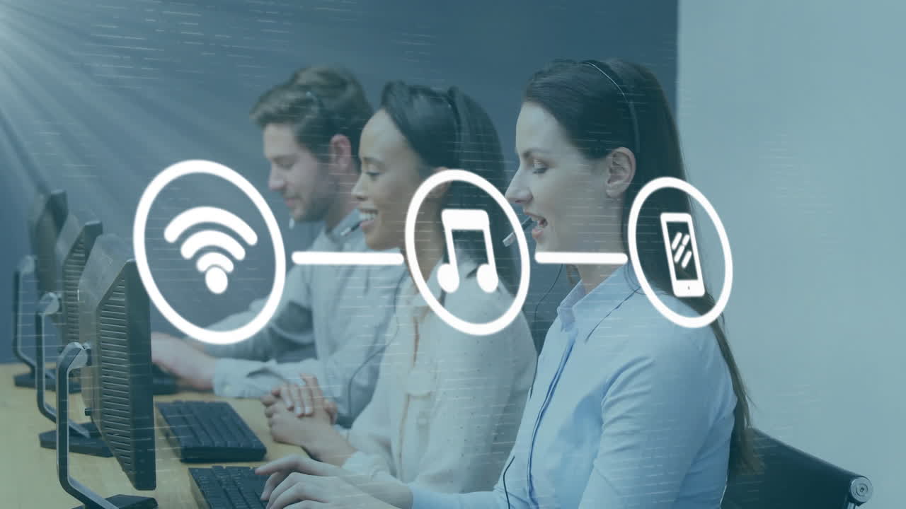 animación de iconos de medios sobre diversas personas de negocios que usan auriculares de teléfono en la oficina