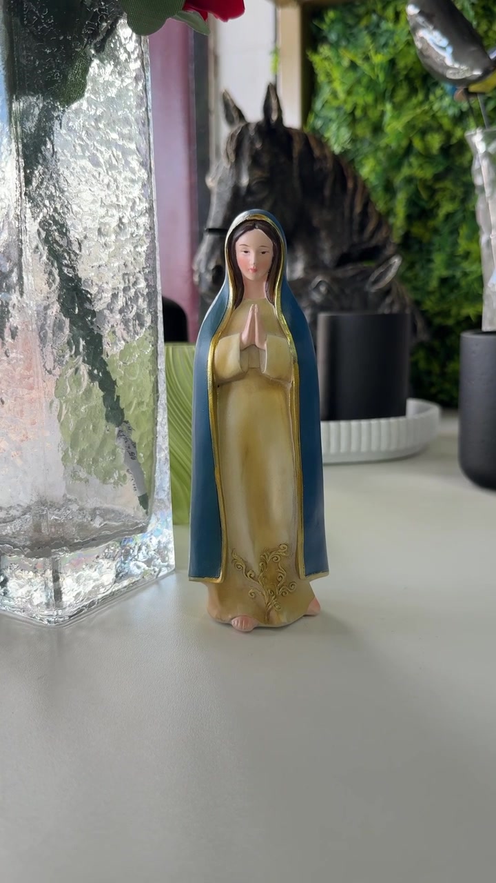 Piccola statua della Vergine Maria su un tavolo