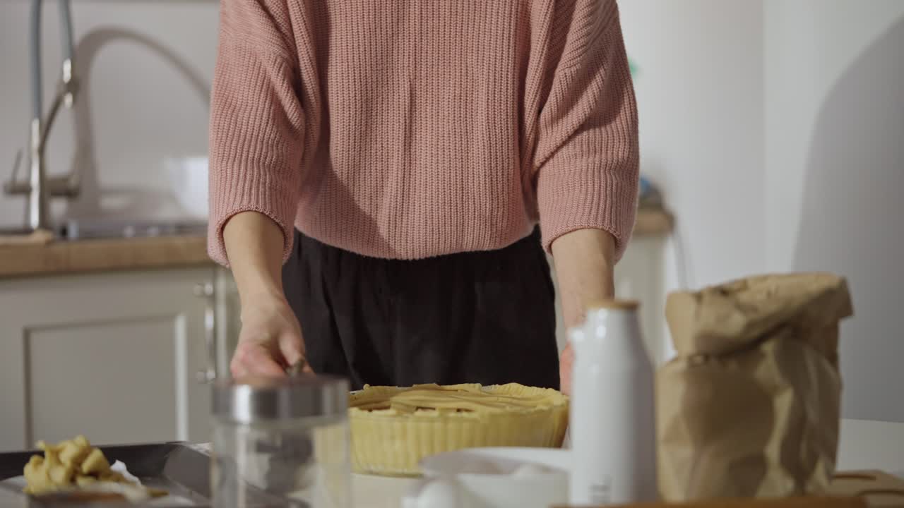 Frau bereitet hausgemachten Kuchen in der Küche zu