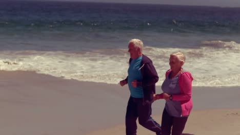 una feliz pareja de ancianos corriendo