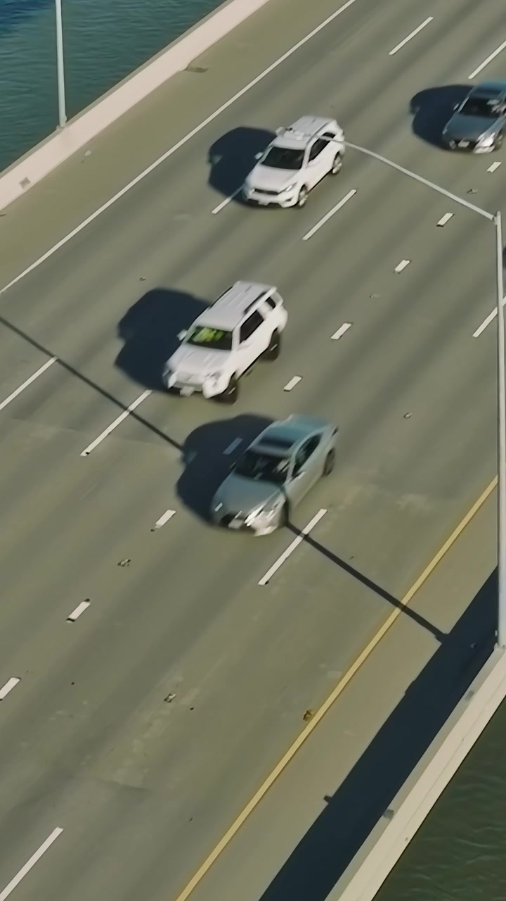 Køretøjer kører på en høj bro over vand i Californien