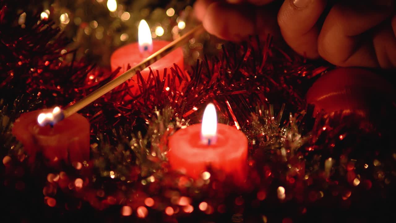 velas navideñas encendidas, con espacio para copyspace en la esquina superior derecha