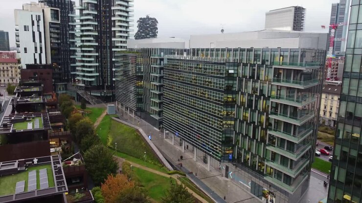 Moderni edifici per uffici in vetro della città di Milano, vista aerea in ascesa
