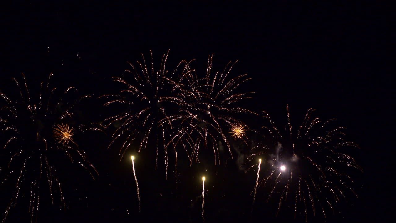 majestuosos fuegos artificiales en el cielo nocturno, celebración del día de la independencia o el año nuevo