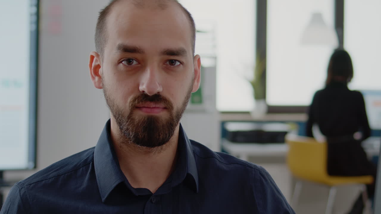 Primo piano di un imprenditore con un lavoro aziendale che guarda la telecamera