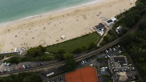 Vista-Aérea-De-La-Costa-Arenosa-De-La-Playa-De-Porthmeor-En-St-Ives,-Inglaterra