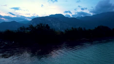 Vista-Aérea-Del-Dron-Del-área-De-Conservación-De-Squamish-Spit-Que-Revela-El-Puerto-Y-El-Pintoresco-Paisaje-No-Contaminado-Durante-La-Colorida-Puesta-De-Sol