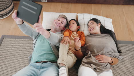 familia feliz, tableta y acostado en el suelo