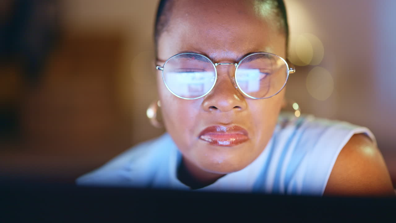 noche, negocios y rostro de mujer negra