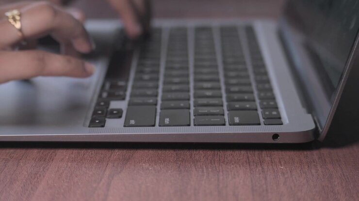 Digitare su una tastiera di laptop.