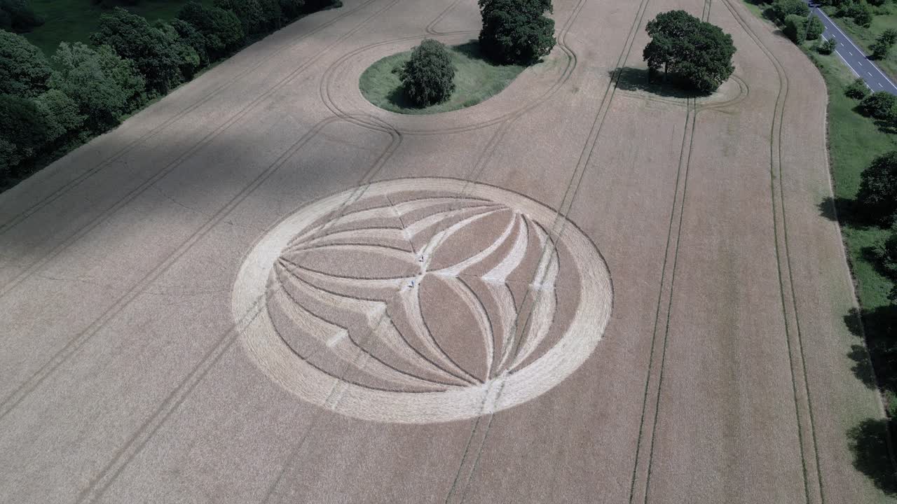 círculo de la cosecha de warminster 2023 vista aérea descendiendo hacia misterioso patrón alienígena nocturno en el campo de trigo en inglaterra