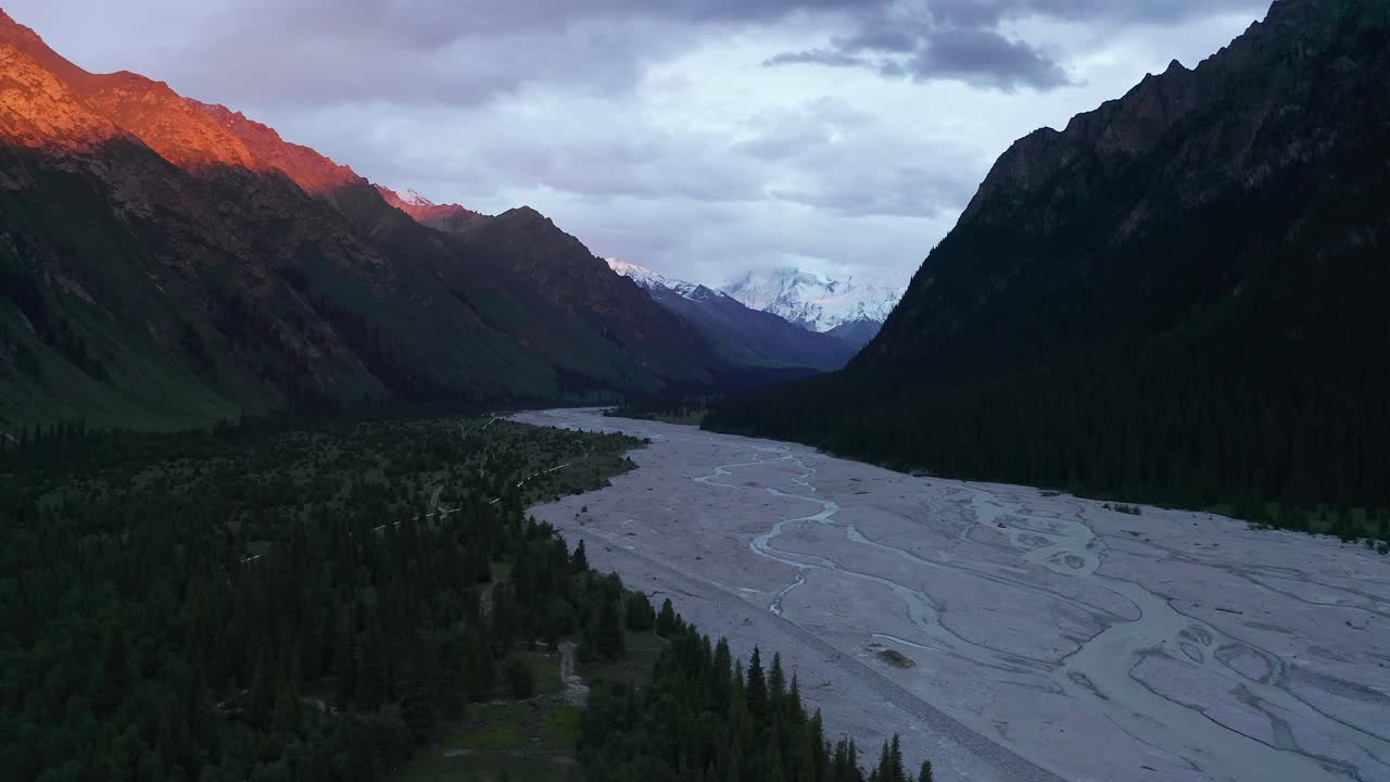 el río y las montañas al atardecer.