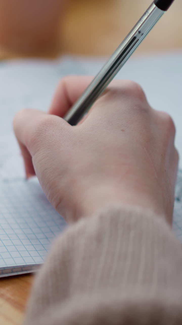 primer plano de escritura a mano en un cuaderno con fondo borroso, mostrando el proceso de escritura y enfoque, pluma en la mano, creando palabras reflexivas, rodeado de iluminación suave y entorno creativo