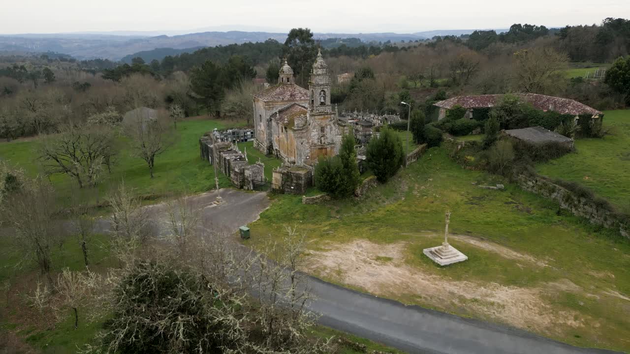 drone asciende para mostrar los terrenos de la iglesia y el cementerio de la iglesia de santa maría de salamonde en san amaro, españa