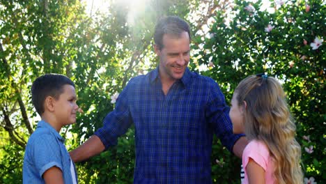 padre interactuando con sus hijos en el parque