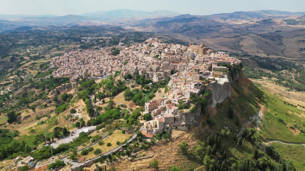pueblo de calascibetta en la cima de una colina en enna, sicilia, italia - antena 4k