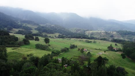 Wunderschöne-Aussicht-Auf-Die-Natur-Mit-Hügeln-Und-Feldern-Unter-Wolken-Während-Des-Tages