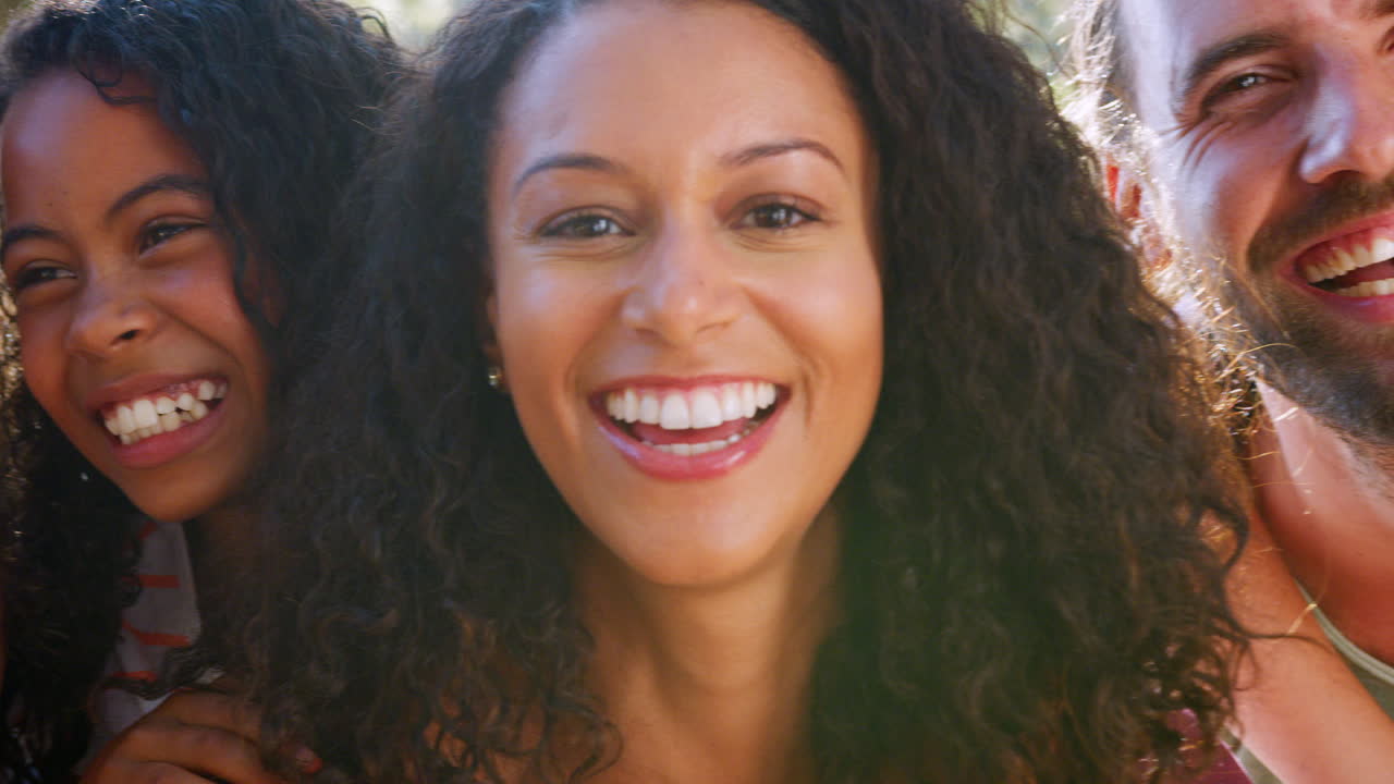 retrato de una familia con amigos en una aventura de senderismo en el bosque