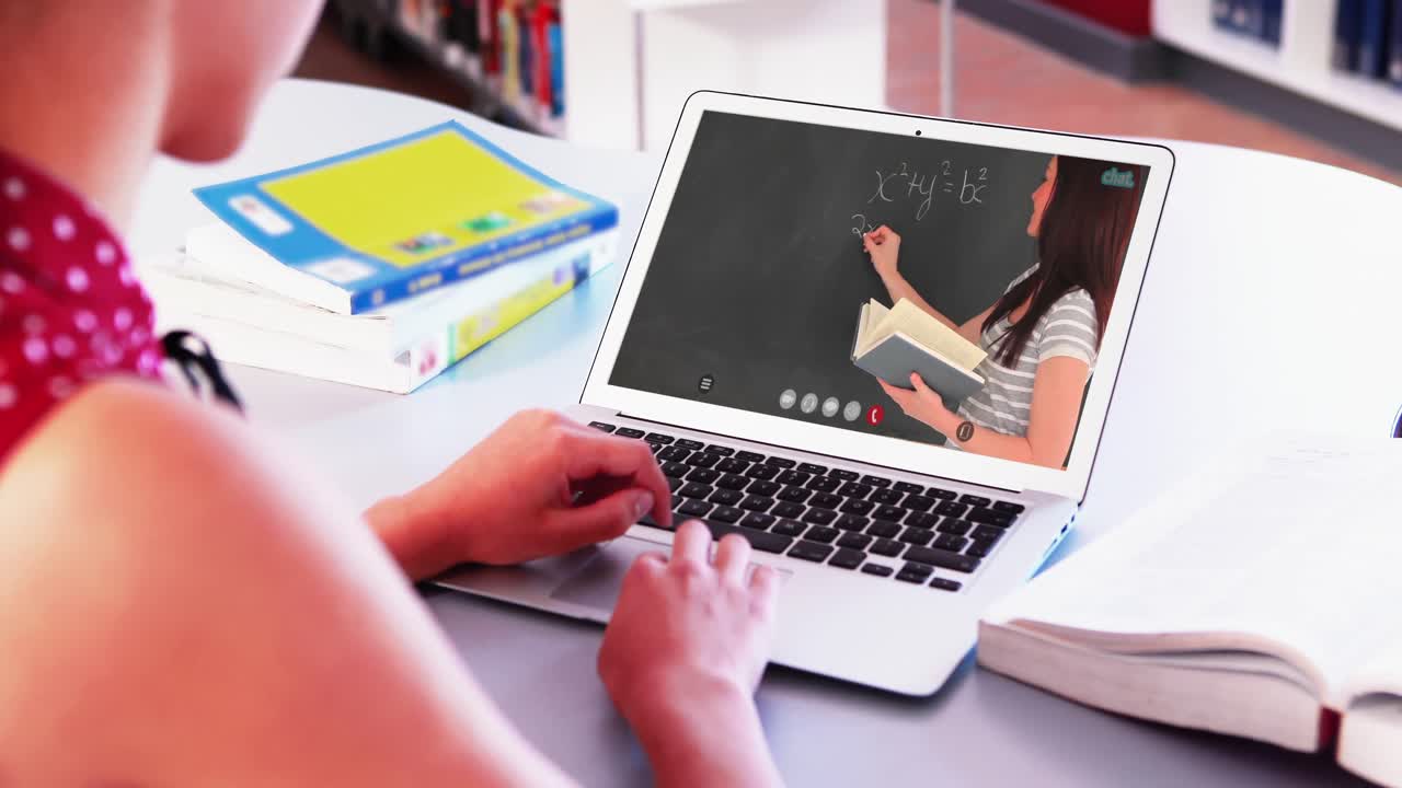 estudiante caucásica usando una computadora portátil en videollamada con una maestra