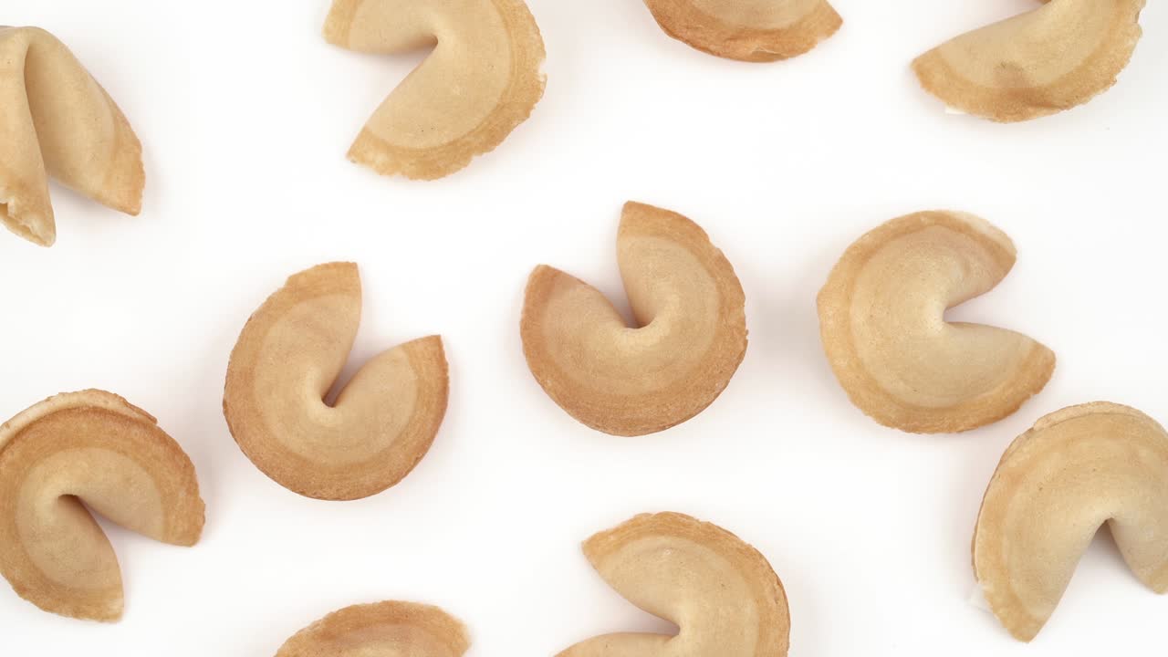 fotografía superior de un grupo animado de galletas de la fortuna chinas con predicciones en el interior. aisladas, sobre fondo blanco.
