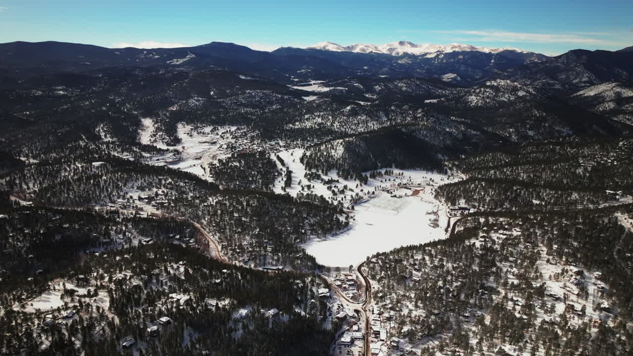 siempre verde colorado drone aéreo centro de la ciudad de alta altitud increíble vista panorámica del monte evans bluesky tres hermanas lake house campo de golf escuela secundaria invierno mañana soleada denver espacio abierto hacia atrás