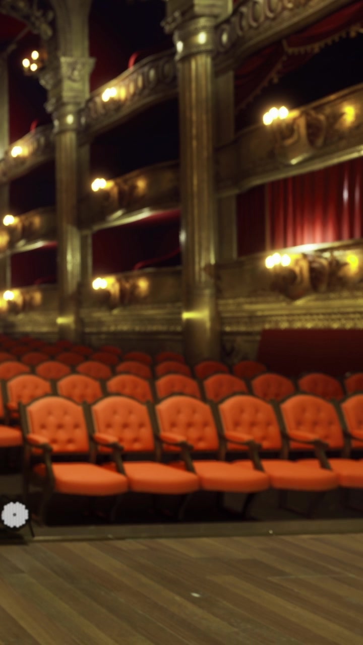 Platea in un teatro storico prima dell'inizio di uno spettacolo.