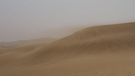 Wind-Weht-über-Sanddüne-In-Der-Wüste-6