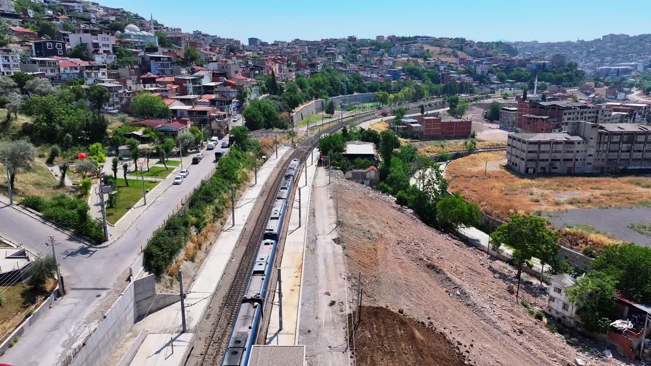 Vídeo en 4K grabado desde el aire con un dron mientras el tren atravesaba la ciudad