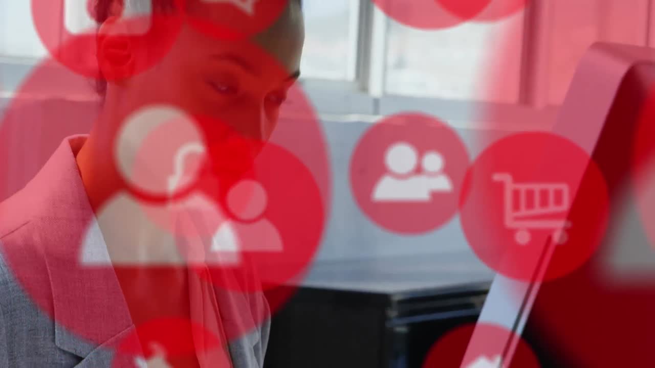 Animation af netværk af digitale ikoner over en forretningskvinde, der bruger computer