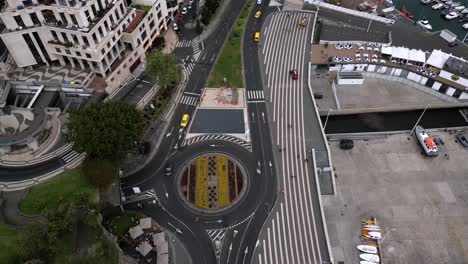 Vista-Aérea-Del-Tráfico-Sobre-La-Rotonda-Francisco-Sá-Carneiro-Cerca-Del-Puerto-Deportivo-De-Funchal-En-Portugal