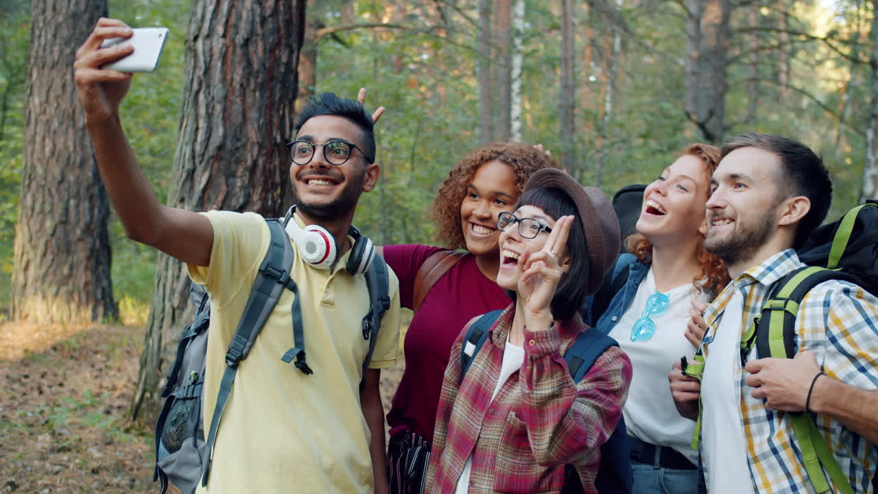 Amici che si scattano un selfie in una foresta