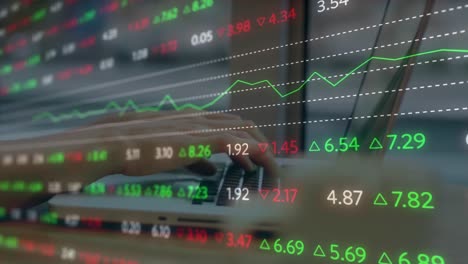 animación del procesamiento de datos del mercado de valores sobre la sección media de una mujer usando una computadora portátil en una cafetería
