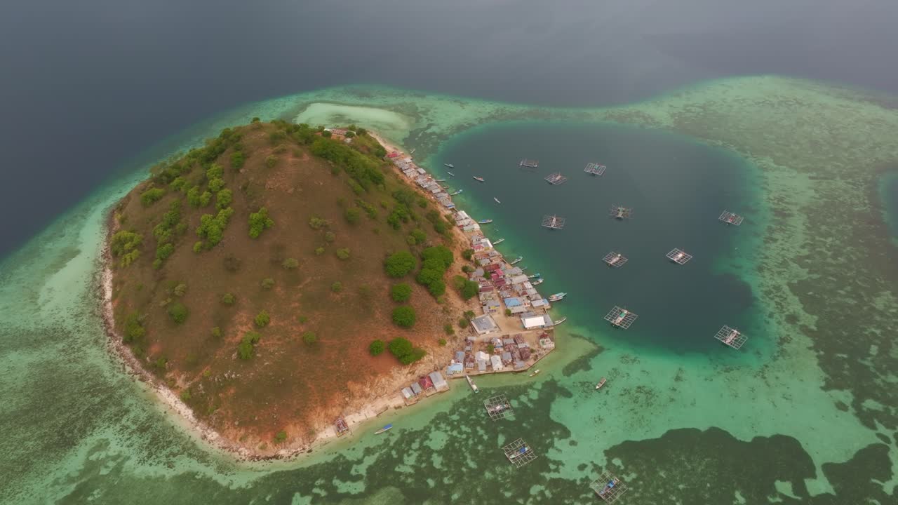 Vista drone delle case dei pescatori lungo le acque costiere, Indonesia