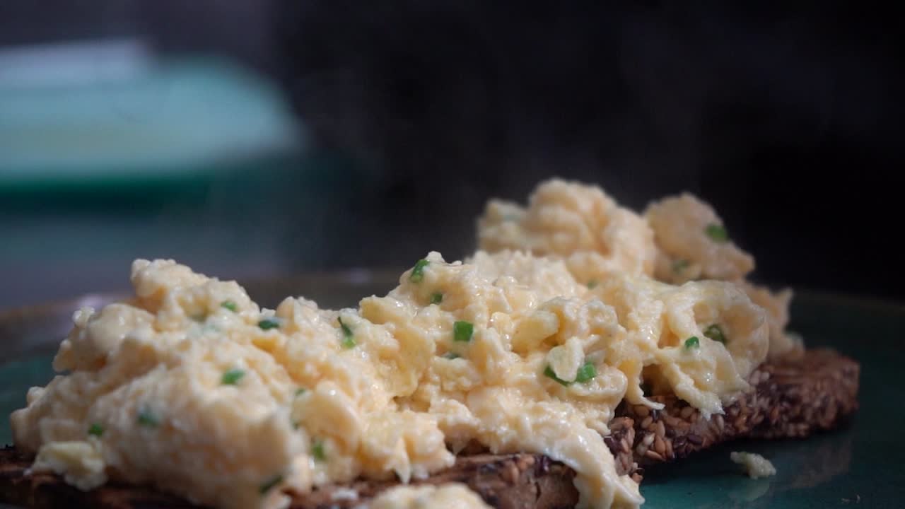 계란이 방금 요리되어 김이 나고 있습니다.