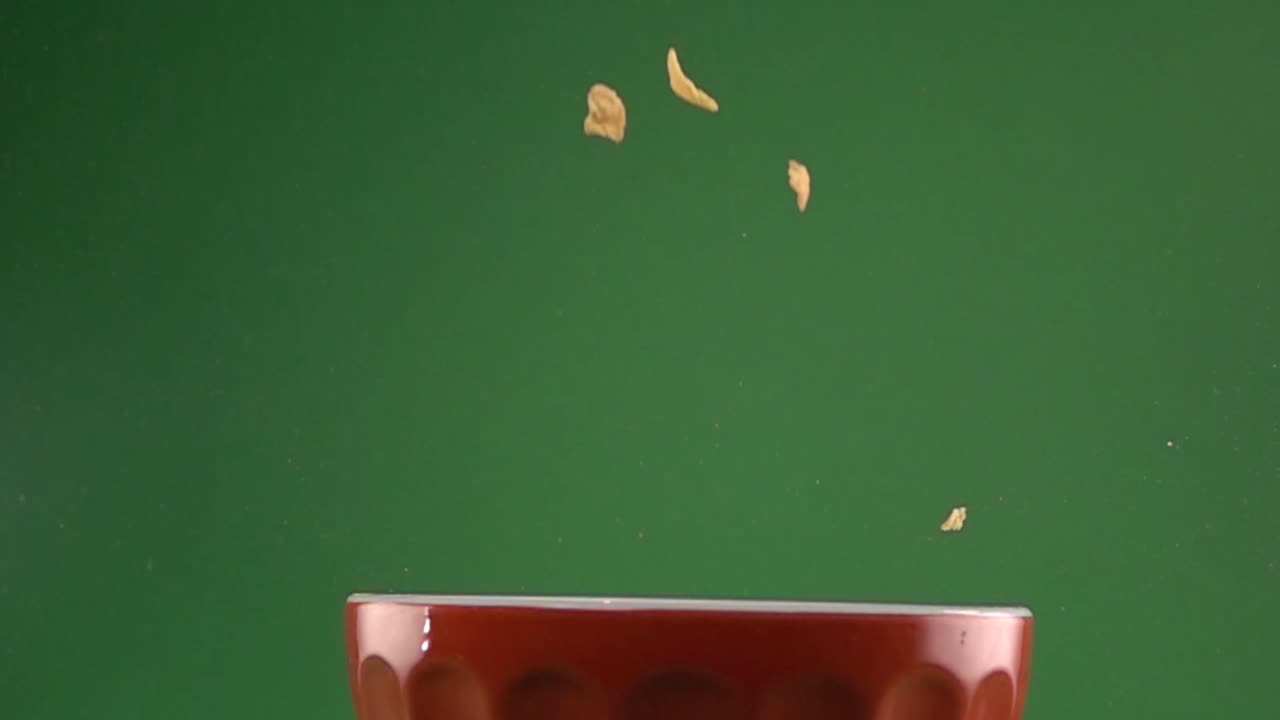 접시에 떨어지는 콘플레이크