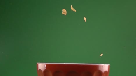 copos de maíz cayendo sobre un plato