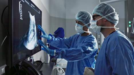 Cirugía,-Escaneo-Y-Un-Equipo-De-Médicos