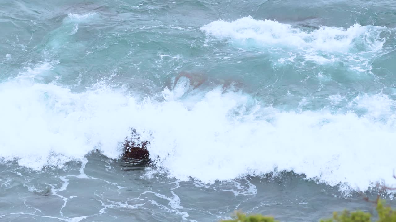 돌에 부히는 파도 들 이 격동 한 바다 물 에서